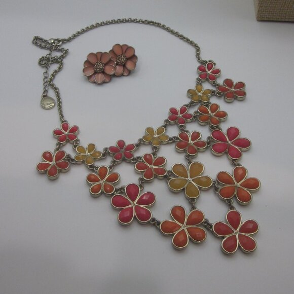 Liz Claiborne Flower Necklace - Picture 4 of 4